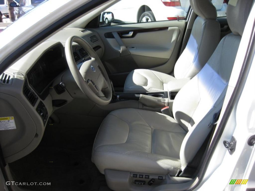 Taupe Interior 2004 Volvo V70 2.4 Photo #46086260