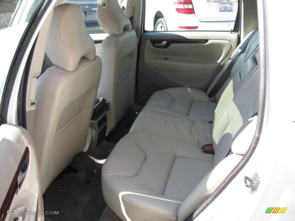 Taupe Interior 2004 Volvo V70 2.4 Photo #46086266
