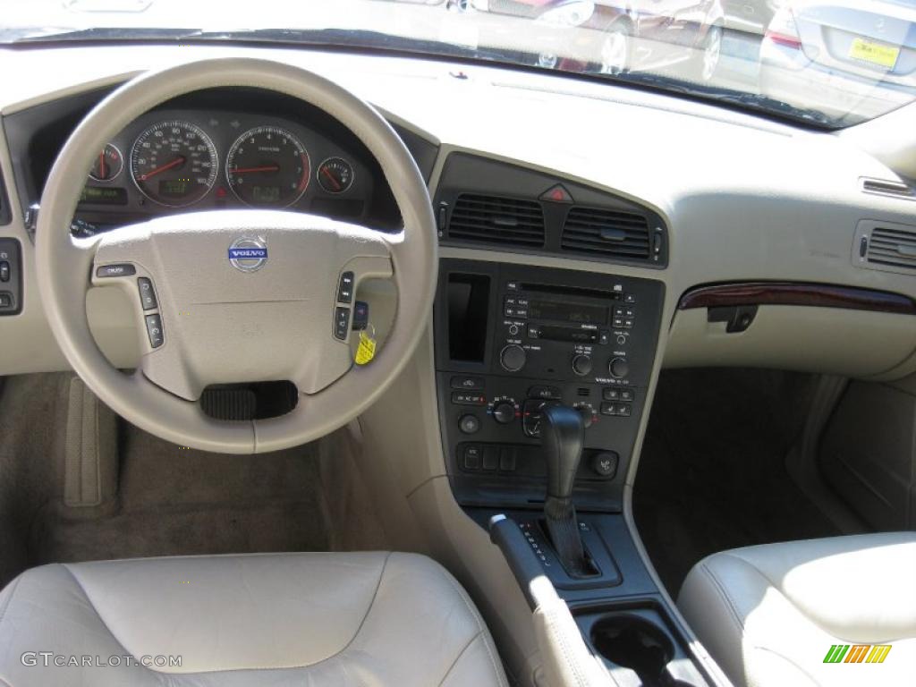 2004 Volvo V70 2.4 Taupe Dashboard Photo #46086275