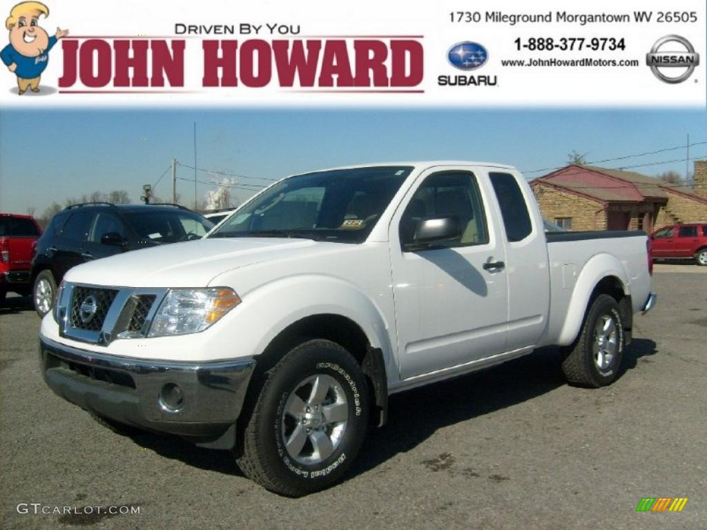 2011 Frontier SV V6 King Cab 4x4 - Avalanche White / Beige photo #1