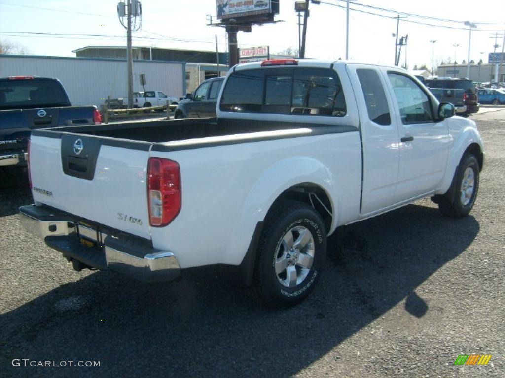 2011 Frontier SV V6 King Cab 4x4 - Avalanche White / Beige photo #8