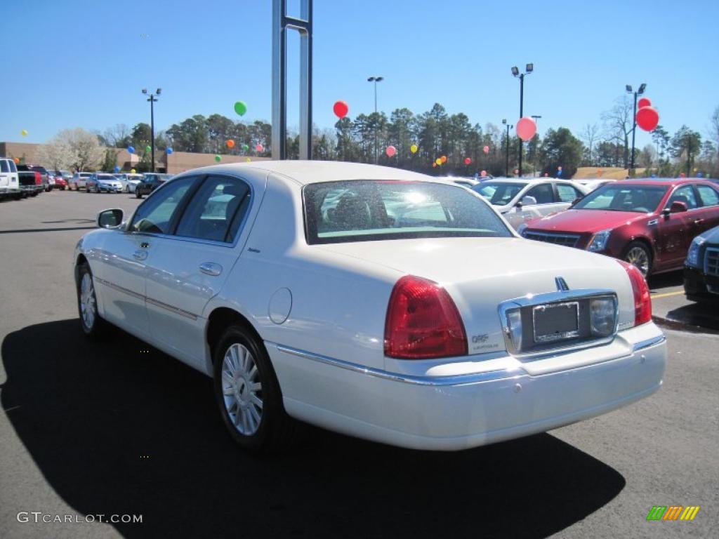 2005 Town Car Signature - Vibrant White / Medium Light Stone/Dark Stone photo #3