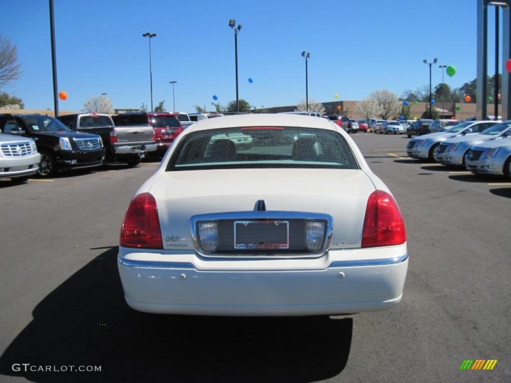 2005 Town Car Signature - Vibrant White / Medium Light Stone/Dark Stone photo #4