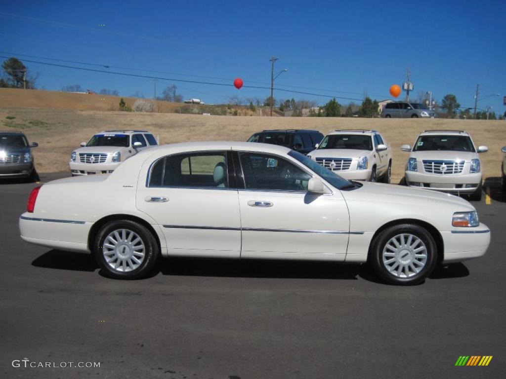 2005 Town Car Signature - Vibrant White / Medium Light Stone/Dark Stone photo #6