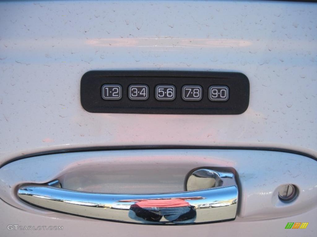 2005 Town Car Signature - Vibrant White / Medium Light Stone/Dark Stone photo #10
