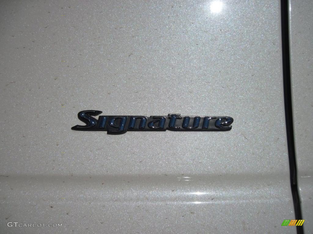 2005 Town Car Signature - Vibrant White / Medium Light Stone/Dark Stone photo #15