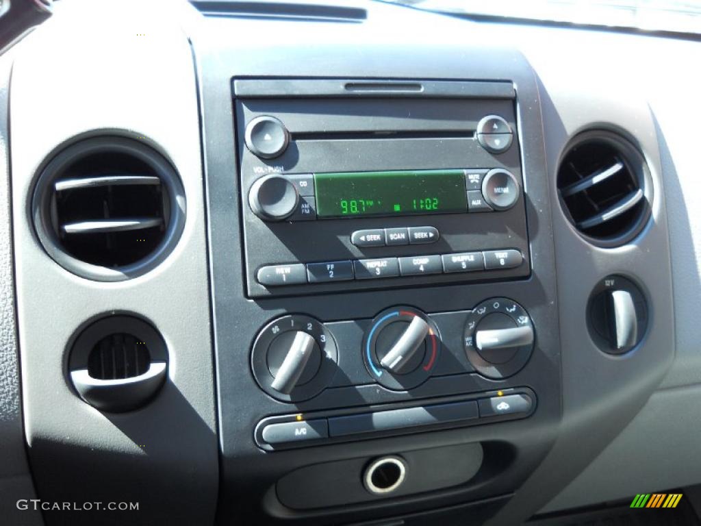 2006 F150 XL Regular Cab - Black / Medium Flint photo #14