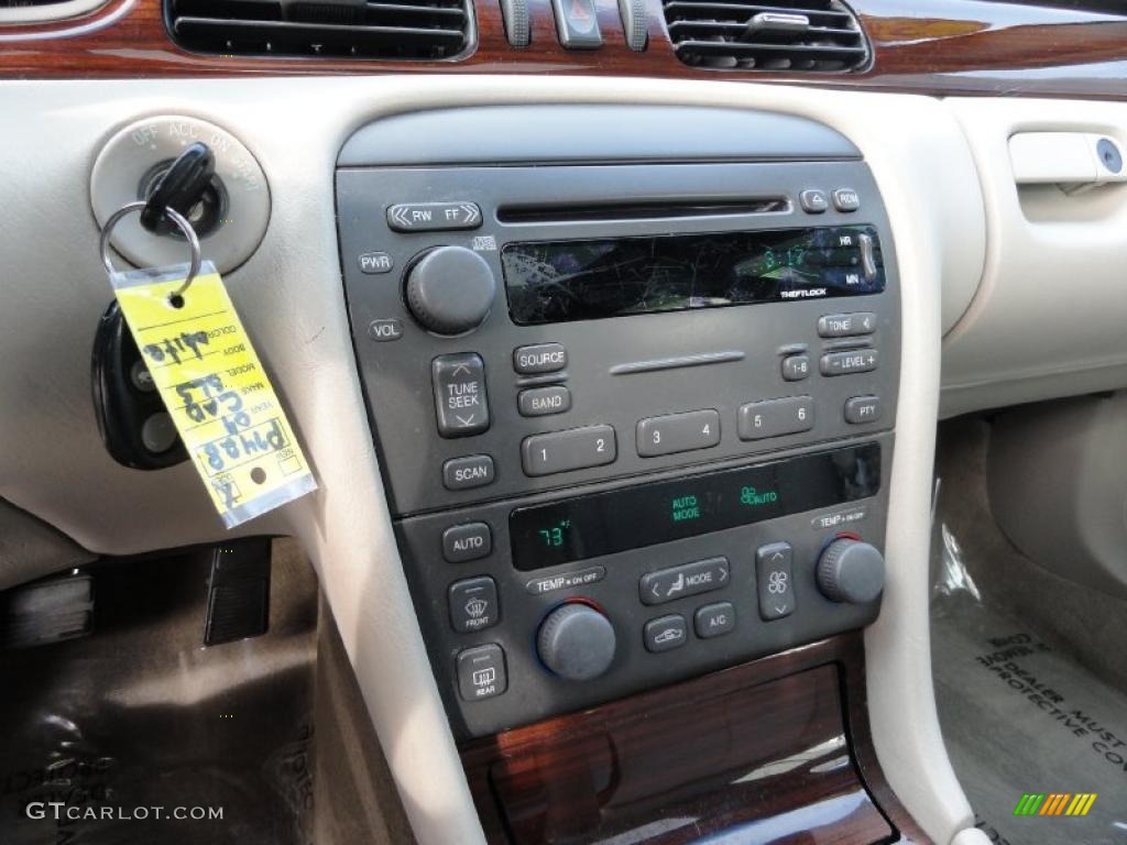 2004 Cadillac Seville SLS Controls Photo #46105520