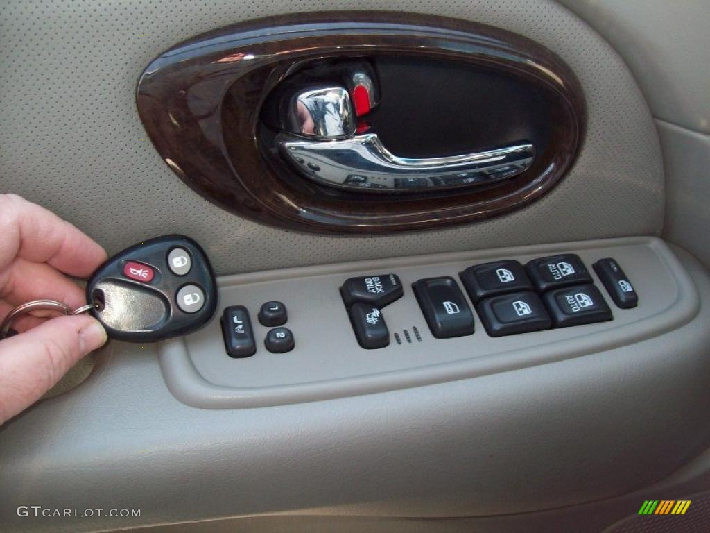 2004 Buick Rainier CXL AWD Controls Photo #46108892