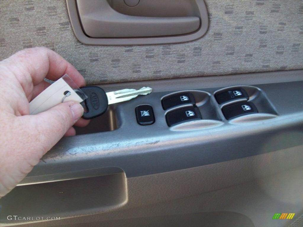 2004 Kia Rio Cinco Wagon Controls Photo #46109069
