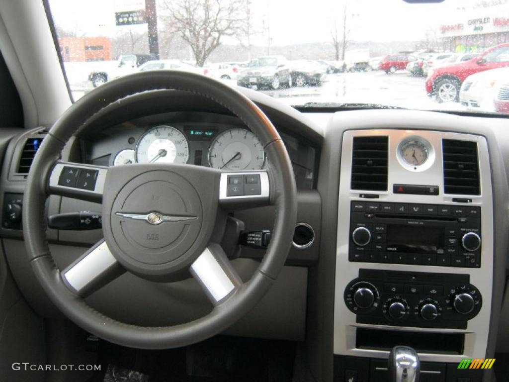 2008 Chrysler 300 Limited Dark Khaki/Light Graystone Dashboard Photo #46114592