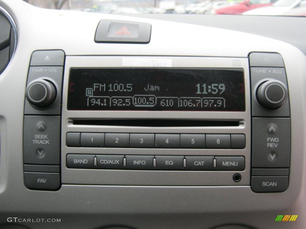 2010 Pontiac Vibe 2.4L Controls Photo #46116935