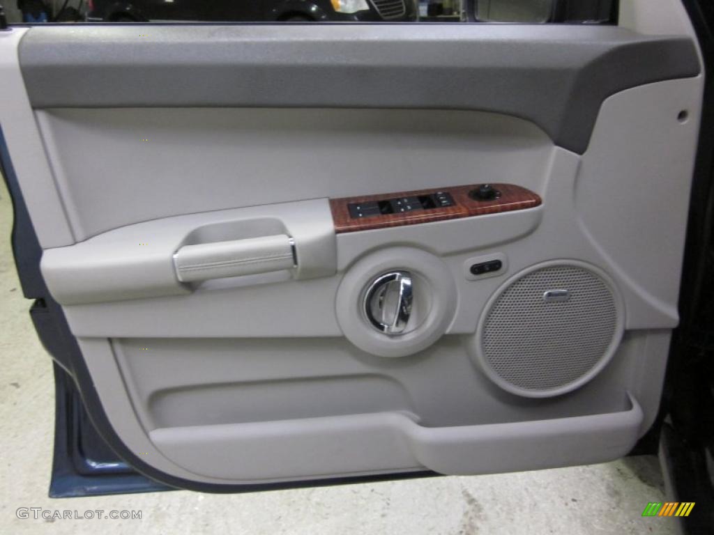 2010 Jeep Commander Limited 4x4 Dark Khaki/Light Graystone Door Panel Photo #46121274