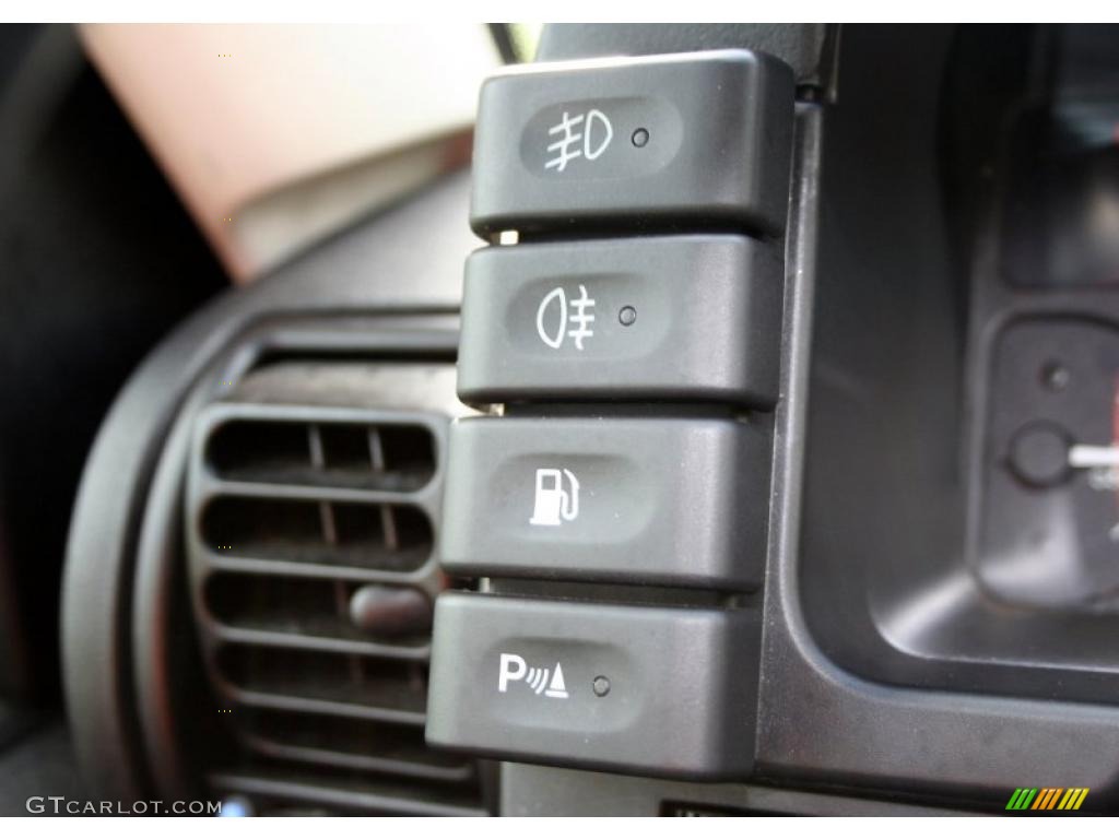 2003 Land Rover Discovery HSE Controls Photo #46128079