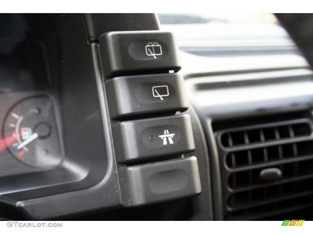2003 Land Rover Discovery HSE Controls Photo #46128085