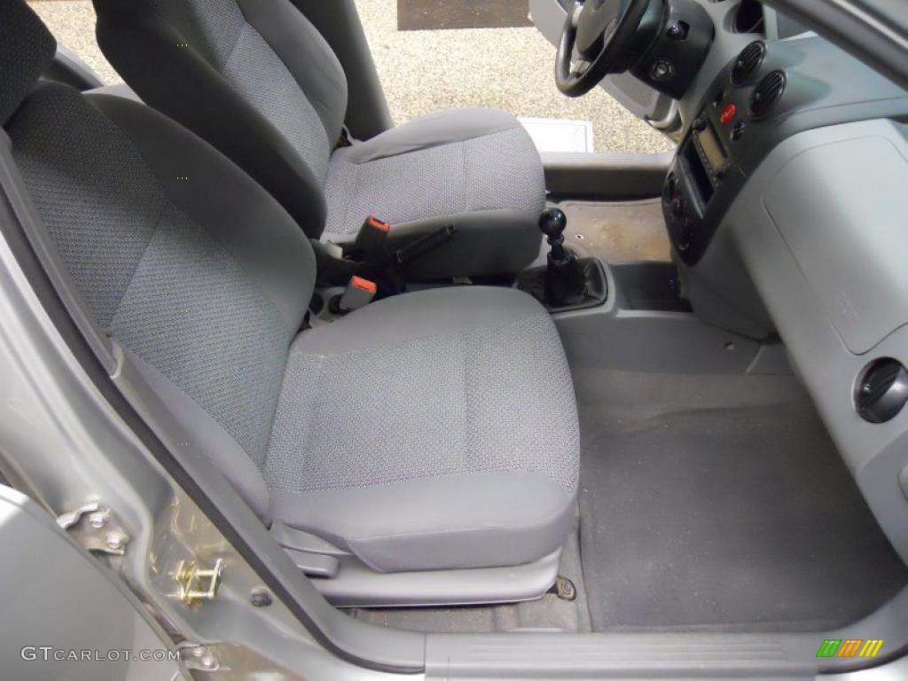 Gray Interior 2004 Chevrolet Aveo LS Hatchback Photo #46129135