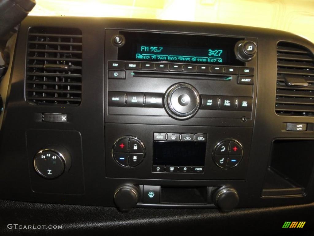 2007 Chevrolet Silverado 2500HD LT Crew Cab 4x4 Controls Photo #46132201