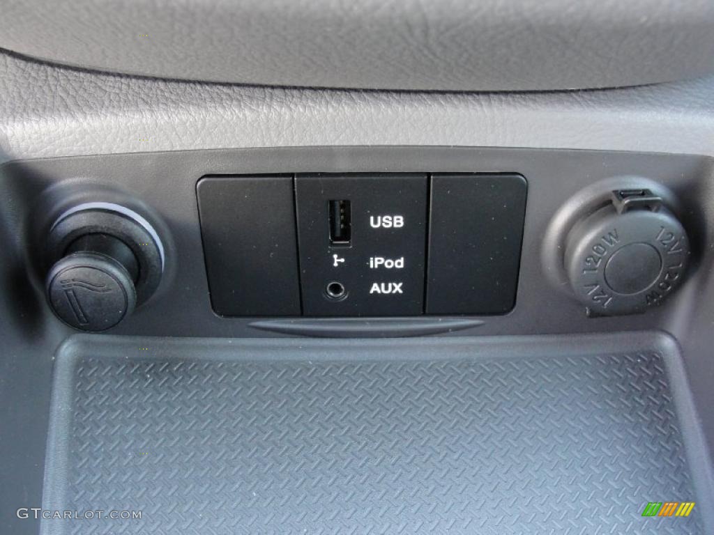 2011 Hyundai Santa Fe SE Controls Photo #46138069