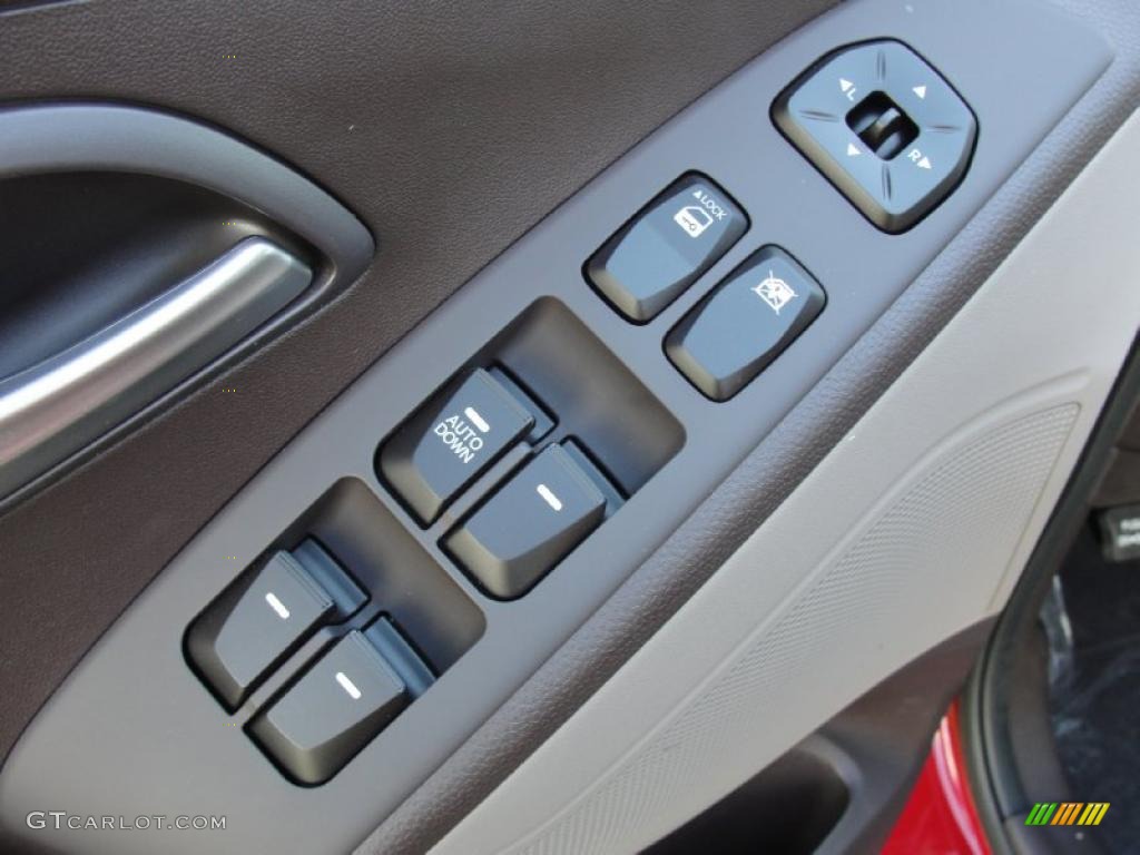 2011 Hyundai Tucson GL Controls Photo #46142152
