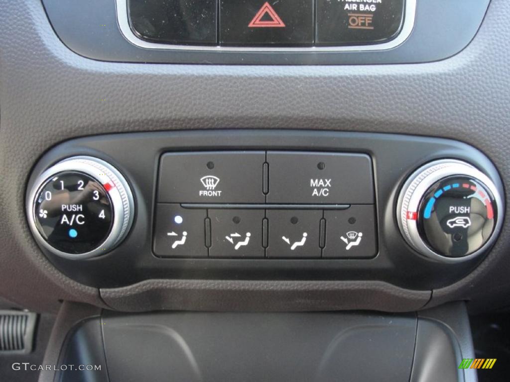 2011 Hyundai Tucson GL Controls Photo #46142215