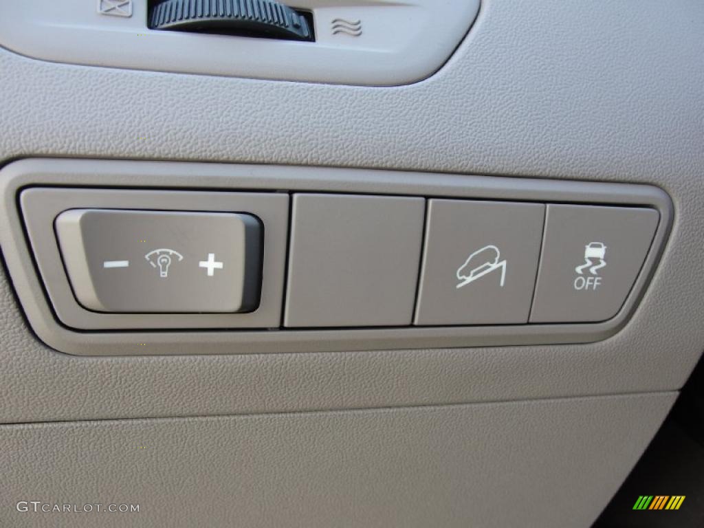 2011 Hyundai Tucson GL Controls Photo #46142269