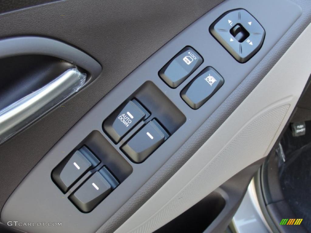 2011 Hyundai Tucson GL Controls Photo #46142566