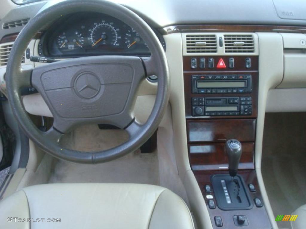 1996 Mercedes-Benz E 320 Sedan Beige Dashboard Photo #46161804