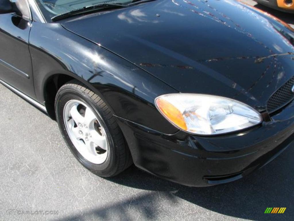 2004 Taurus SE Sedan - Black / Medium Graphite photo #2