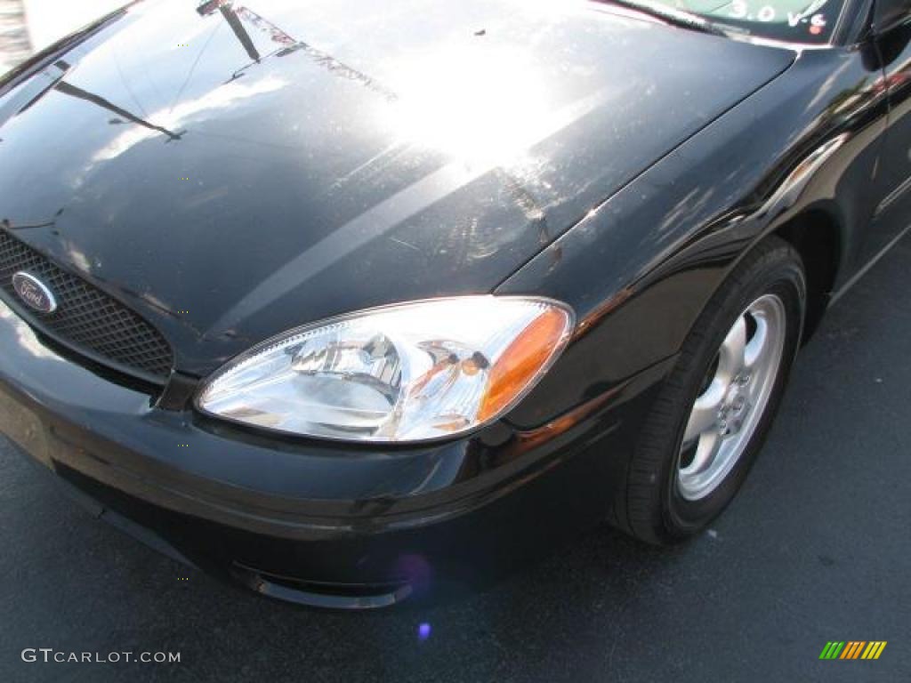 2004 Taurus SE Sedan - Black / Medium Graphite photo #4