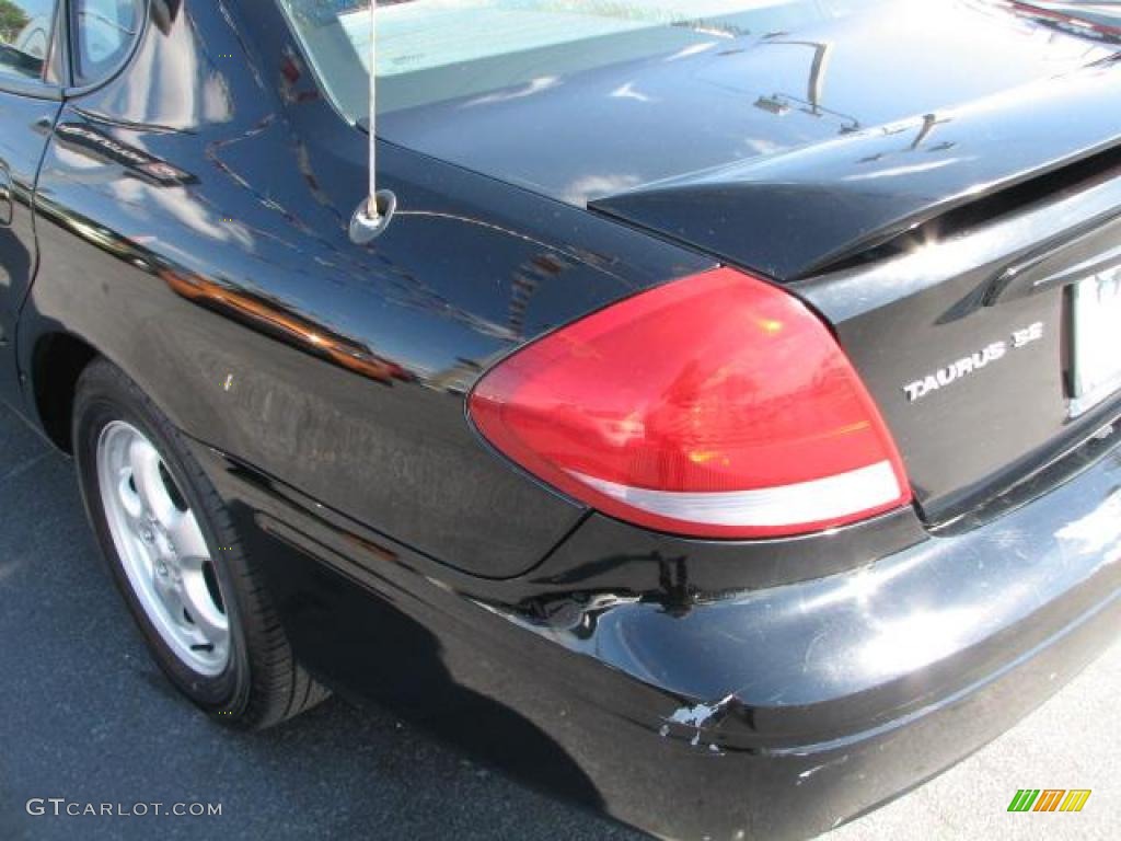 2004 Taurus SE Sedan - Black / Medium Graphite photo #8