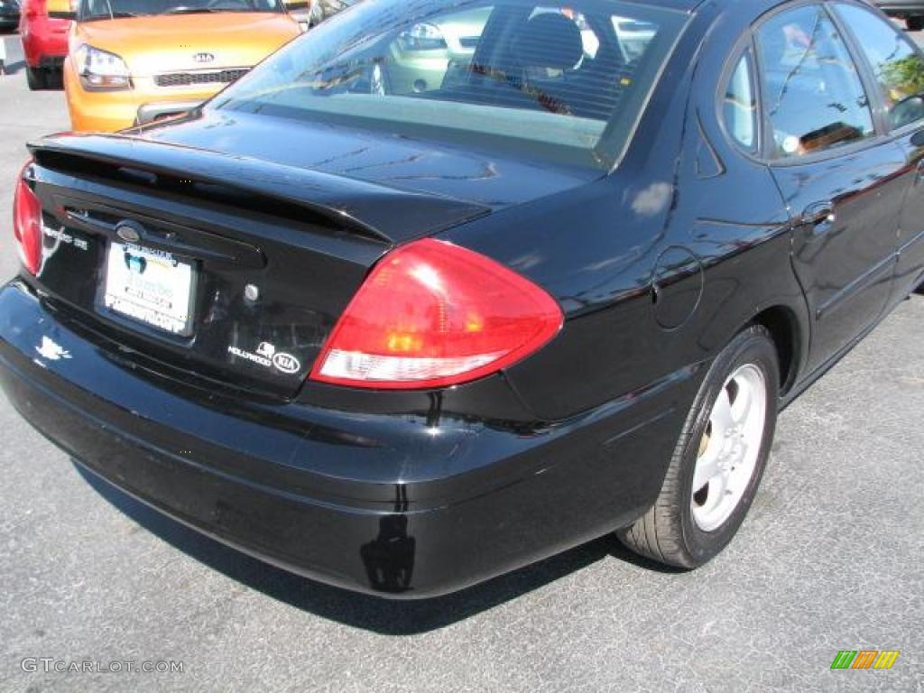 2004 Taurus SE Sedan - Black / Medium Graphite photo #10