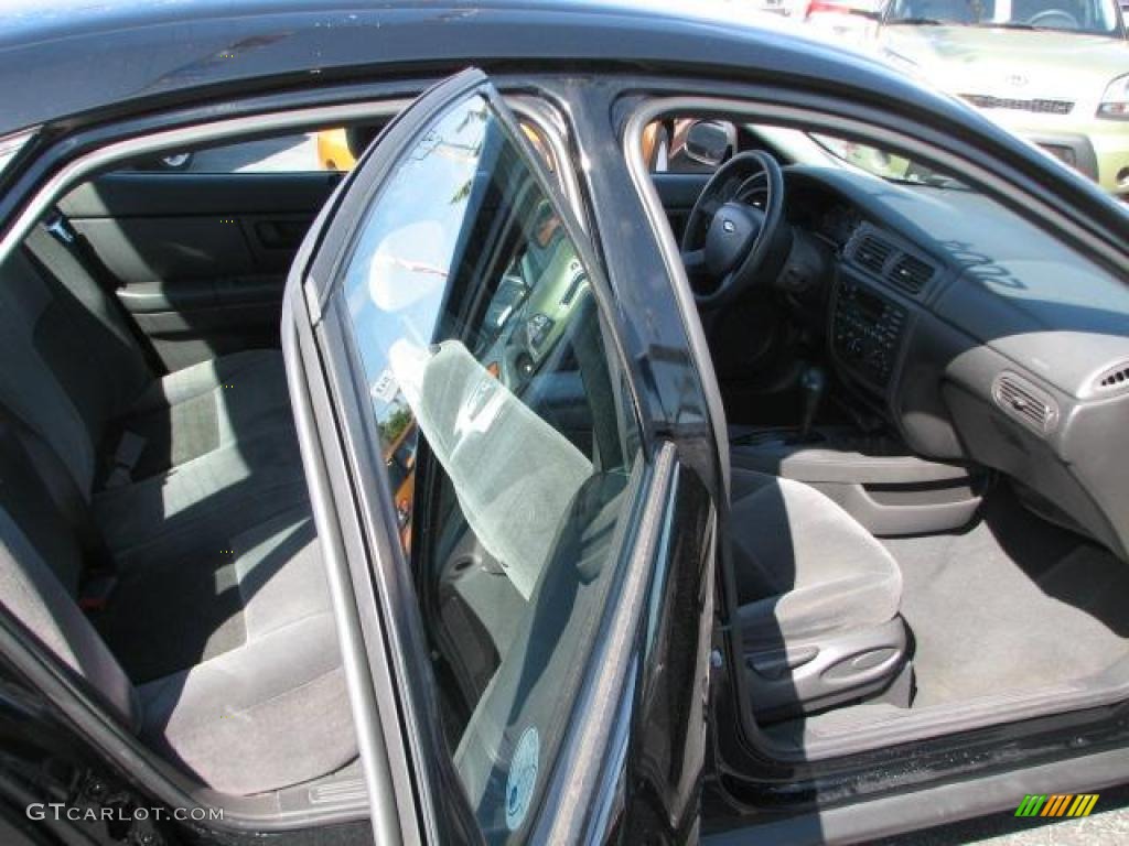 2004 Taurus SE Sedan - Black / Medium Graphite photo #13