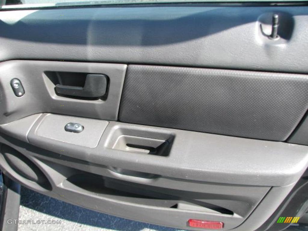 2004 Taurus SE Sedan - Black / Medium Graphite photo #16