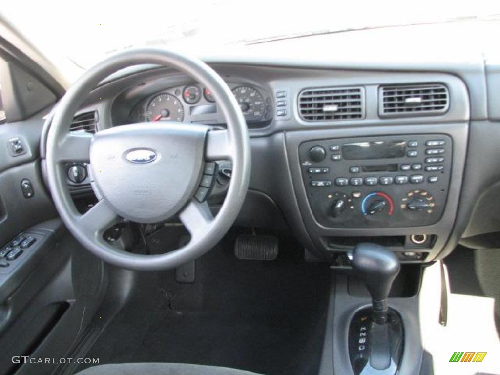 2004 Taurus SE Sedan - Black / Medium Graphite photo #17