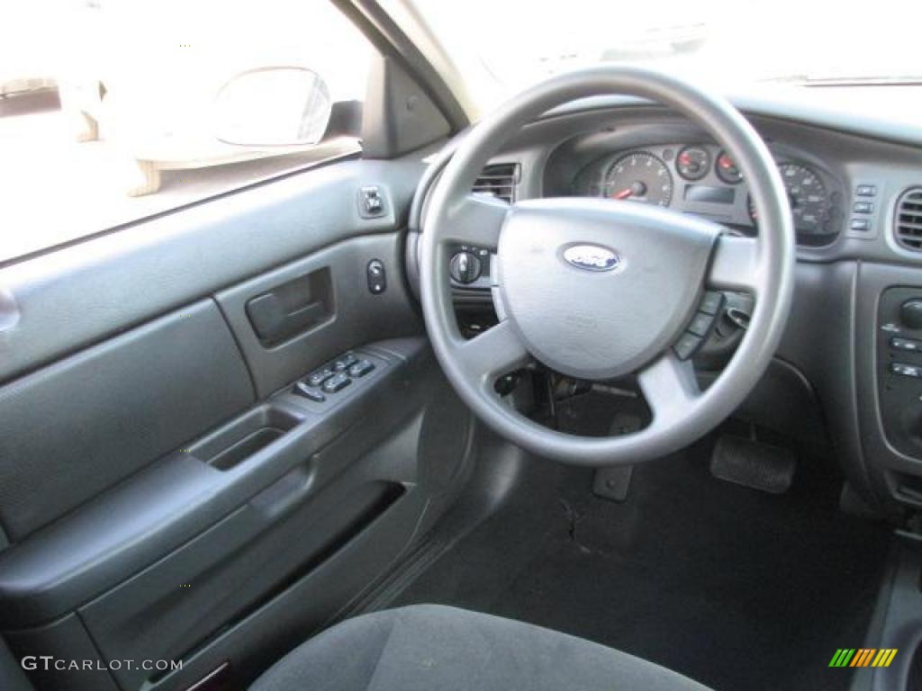 2004 Taurus SE Sedan - Black / Medium Graphite photo #18