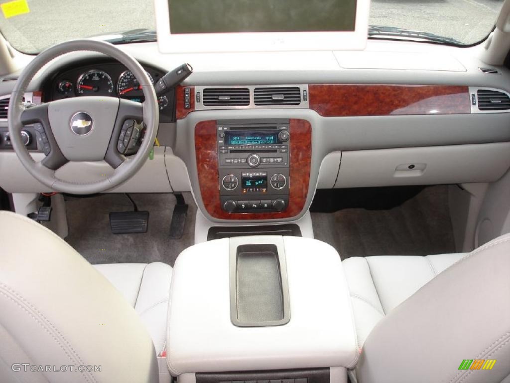 2010 Suburban LT 4x4 - Black / Light Titanium/Dark Titanium photo #12