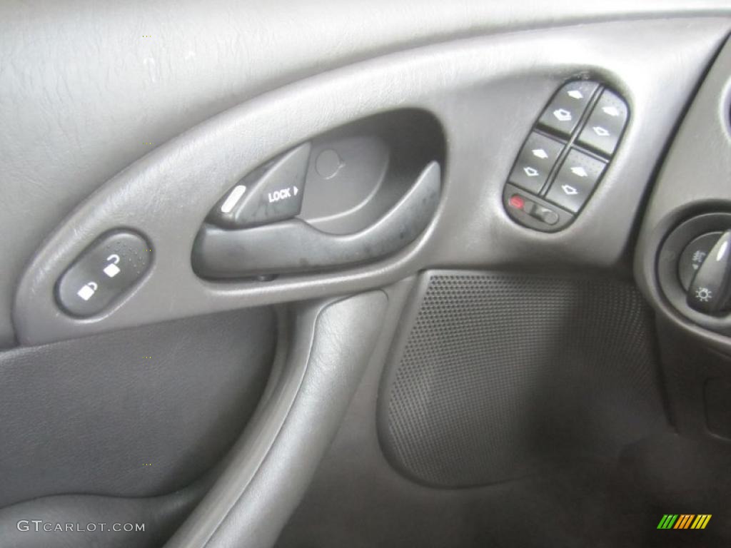 2000 Ford Focus SE Sedan Controls Photo #46189414