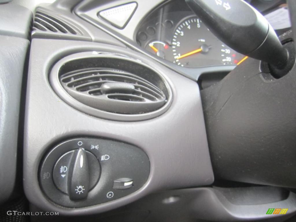 2000 Ford Focus SE Sedan Controls Photo #46189423