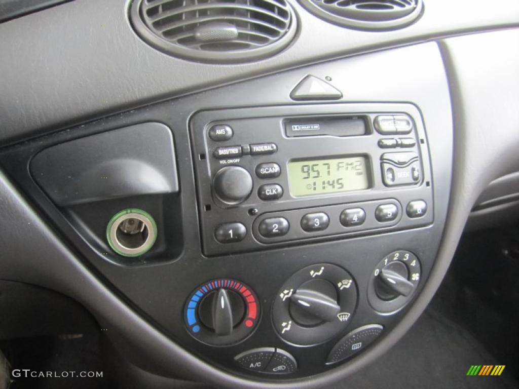 2000 Ford Focus SE Sedan Controls Photo #46189456
