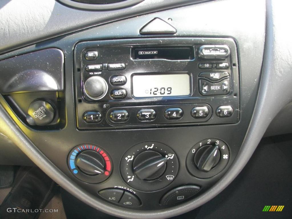 2003 Ford Focus LX Sedan Controls Photo #46189744