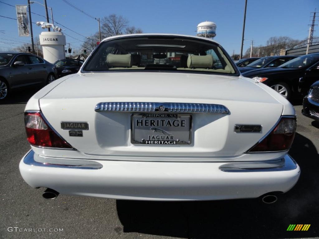 1999 XJ Vanden Plas - Spindrift White / Oatmeal photo #6