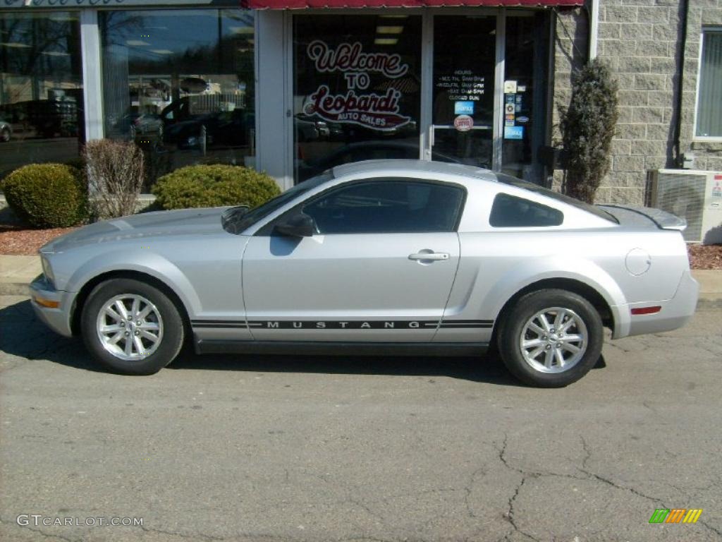 2007 Mustang V6 Deluxe Coupe - Satin Silver Metallic / Dark Charcoal photo #2