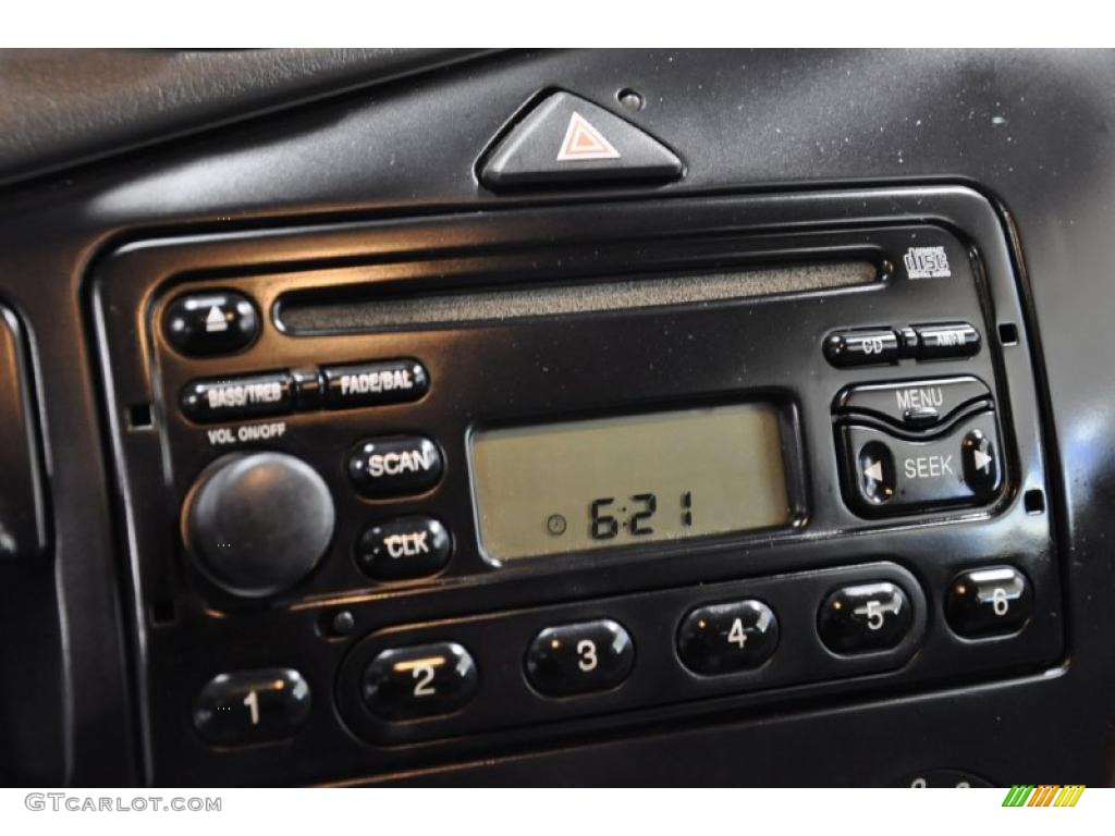 2004 Ford Focus SE Sedan Controls Photo #46198116
