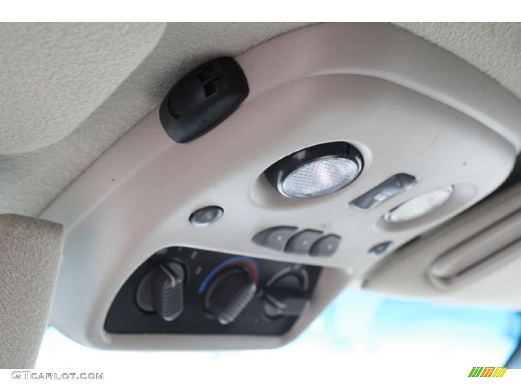 2002 GMC Yukon XL Denali AWD Controls Photo #46202600