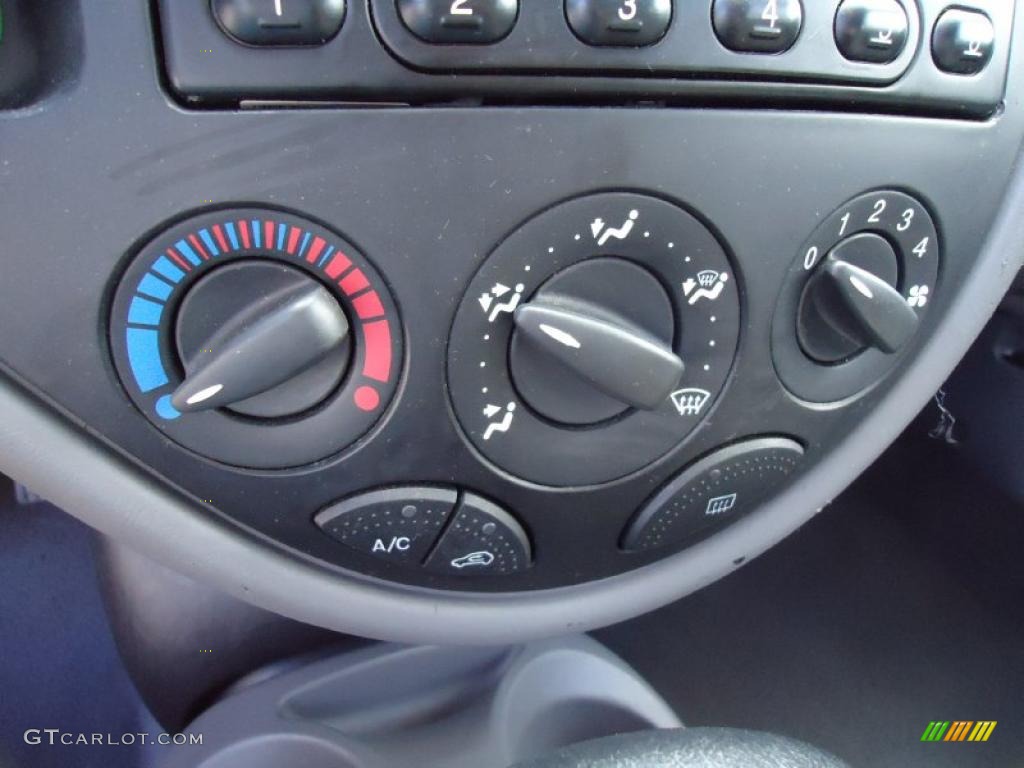 2001 Ford Focus SE Wagon Controls Photo #46208168