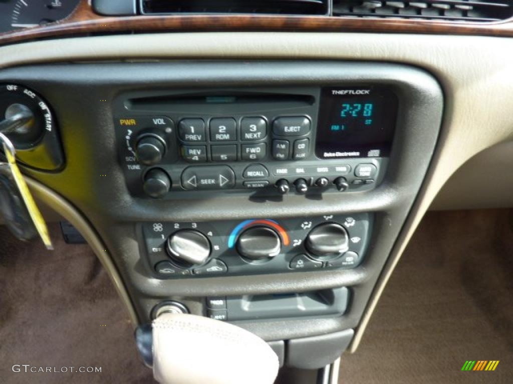 2000 Chevrolet Malibu LS Sedan Controls Photo #46226864