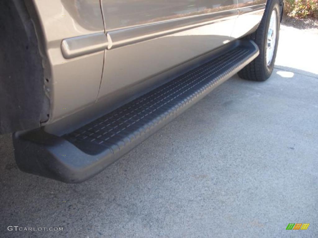 2005 Explorer XLT 4x4 - Mineral Grey Metallic / Medium Parchment photo #25