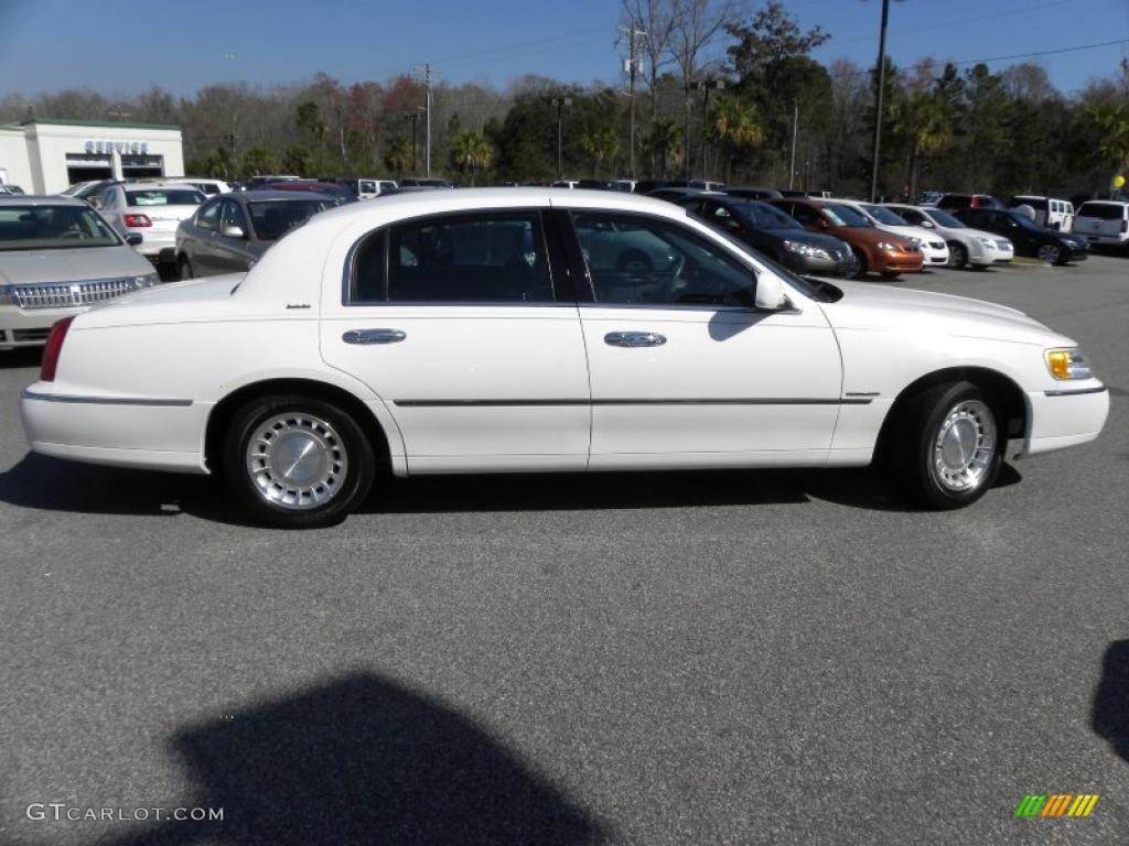 Vibrant White 2000 Lincoln Town Car Executive Exterior Photo #46230257