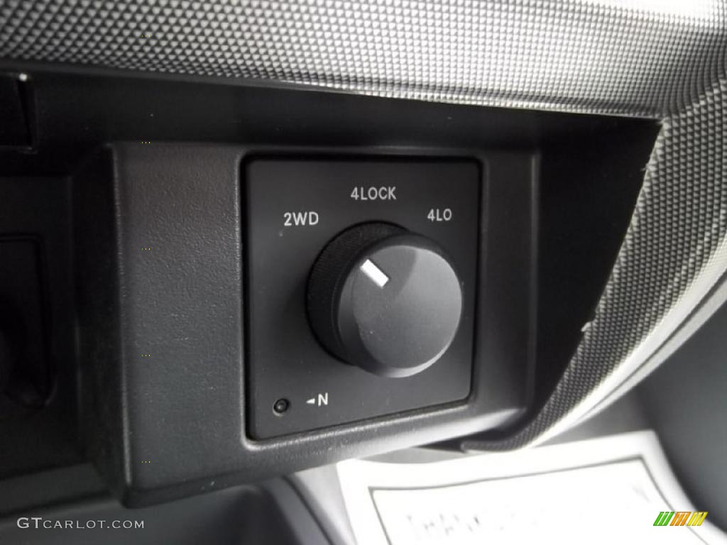 2006 Dodge Dakota SLT TRX4 Club Cab 4x4 Controls Photo #46233668