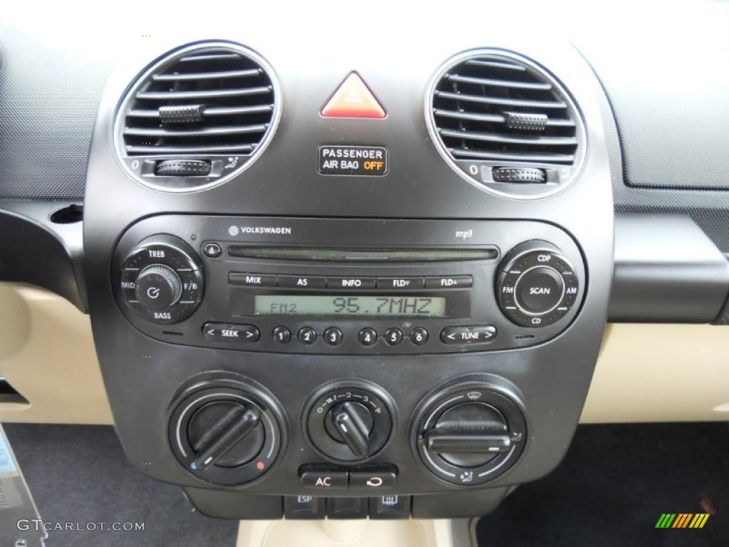 2007 Volkswagen New Beetle 2.5 Coupe Controls Photo #46234403